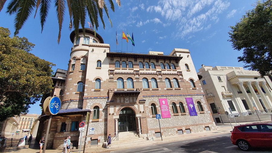 малагагийн их сургуульд суралцсан